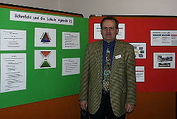 BM Ostermeier vor der Infowand