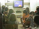 Kinder schauen Video
