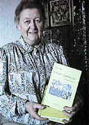 Maria Knferl mit ihrem Buch