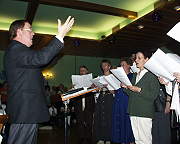 Michael Bauer und der Kirchenchor