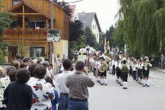 Festzug am Dorfplatz