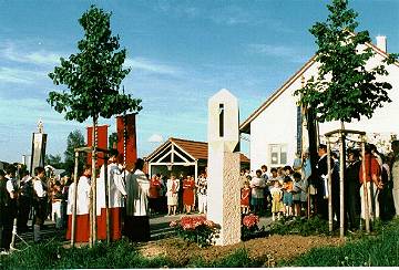 Marienbildstock mit Festgemeinde