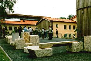 Kommission auf dem Schulhof