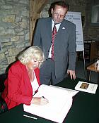 R. Schmidt beim Eintrag ins goldene Buch; BM Ostermeier
