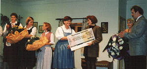 S. Regensburger (li) berreicht den Spendenscheck an H. Staudter (re)